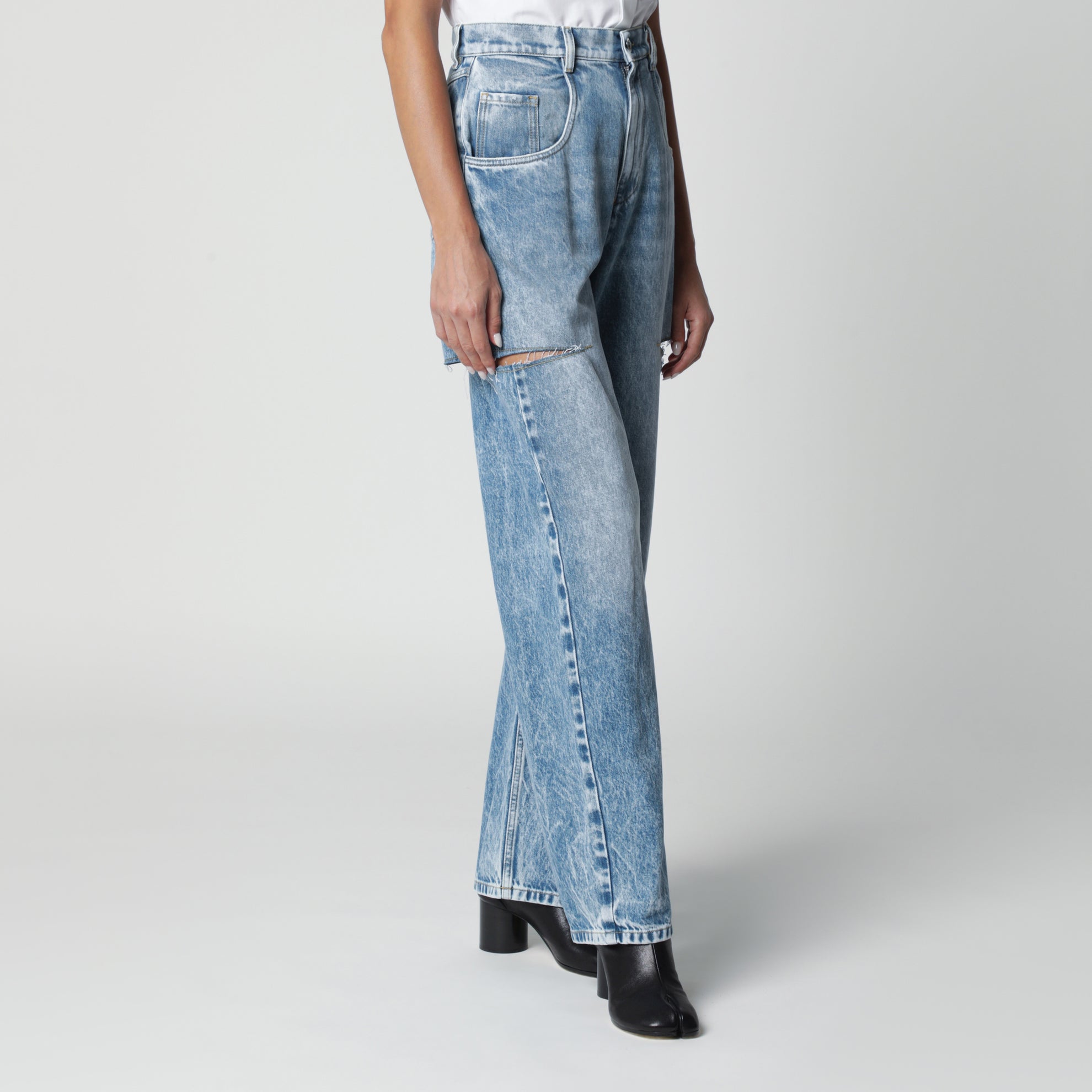 Loose blue jeans with drawstrings