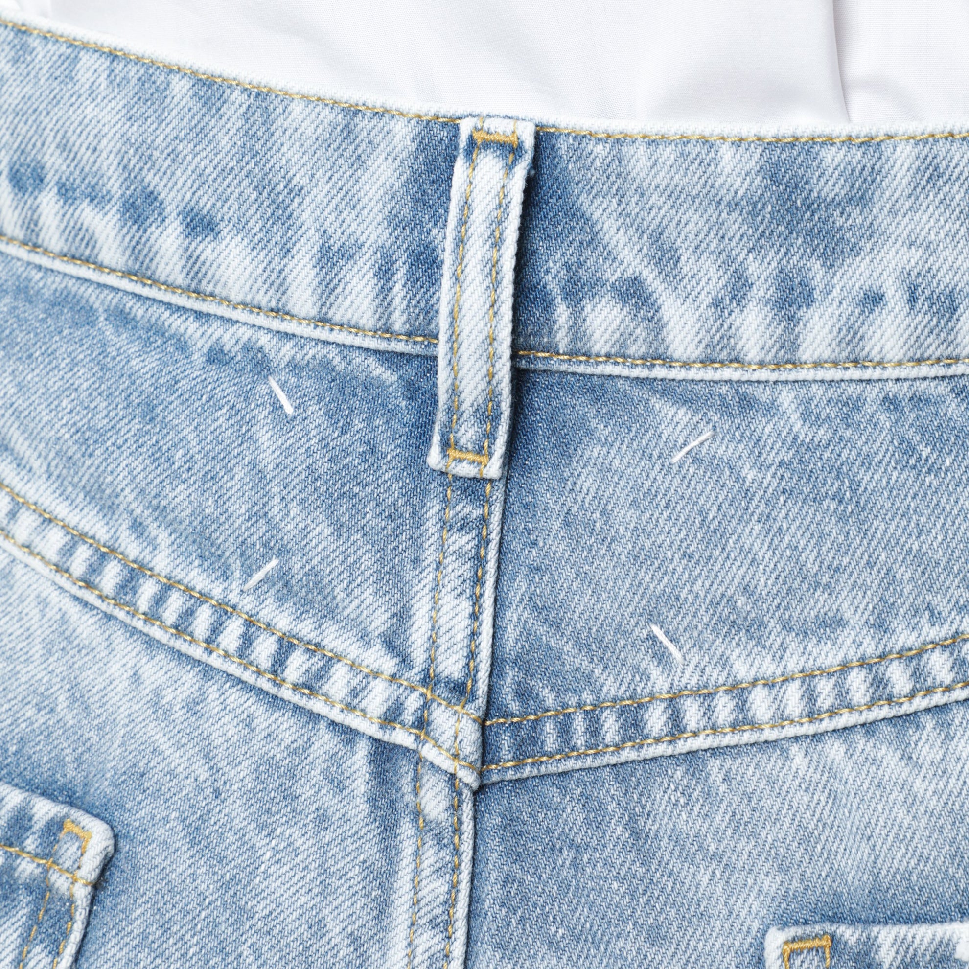 Loose blue jeans with drawstrings