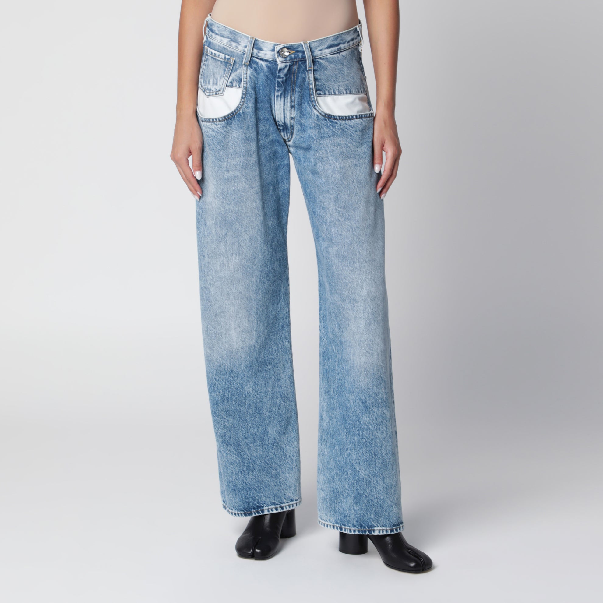 Hellblau verwaschene Jeans mit kontrastierendem Tascheneinsatz