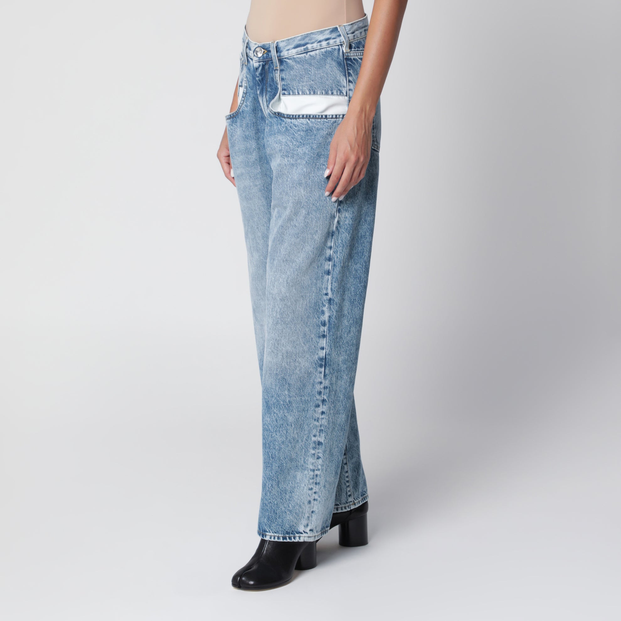 Hellblau verwaschene Jeans mit kontrastierendem Tascheneinsatz