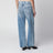 Hellblau verwaschene Jeans mit kontrastierendem Tascheneinsatz