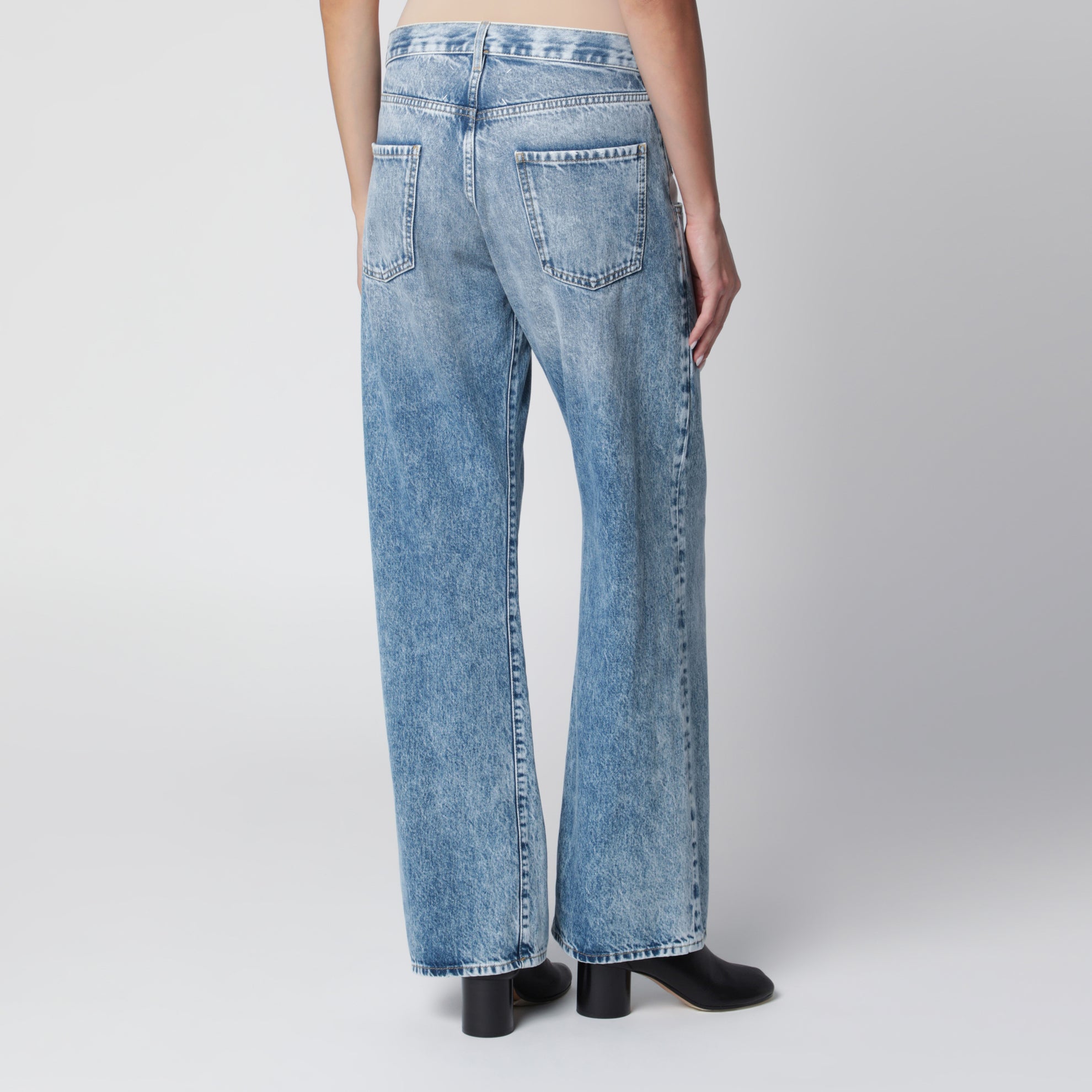 Hellblau verwaschene Jeans mit kontrastierendem Tascheneinsatz