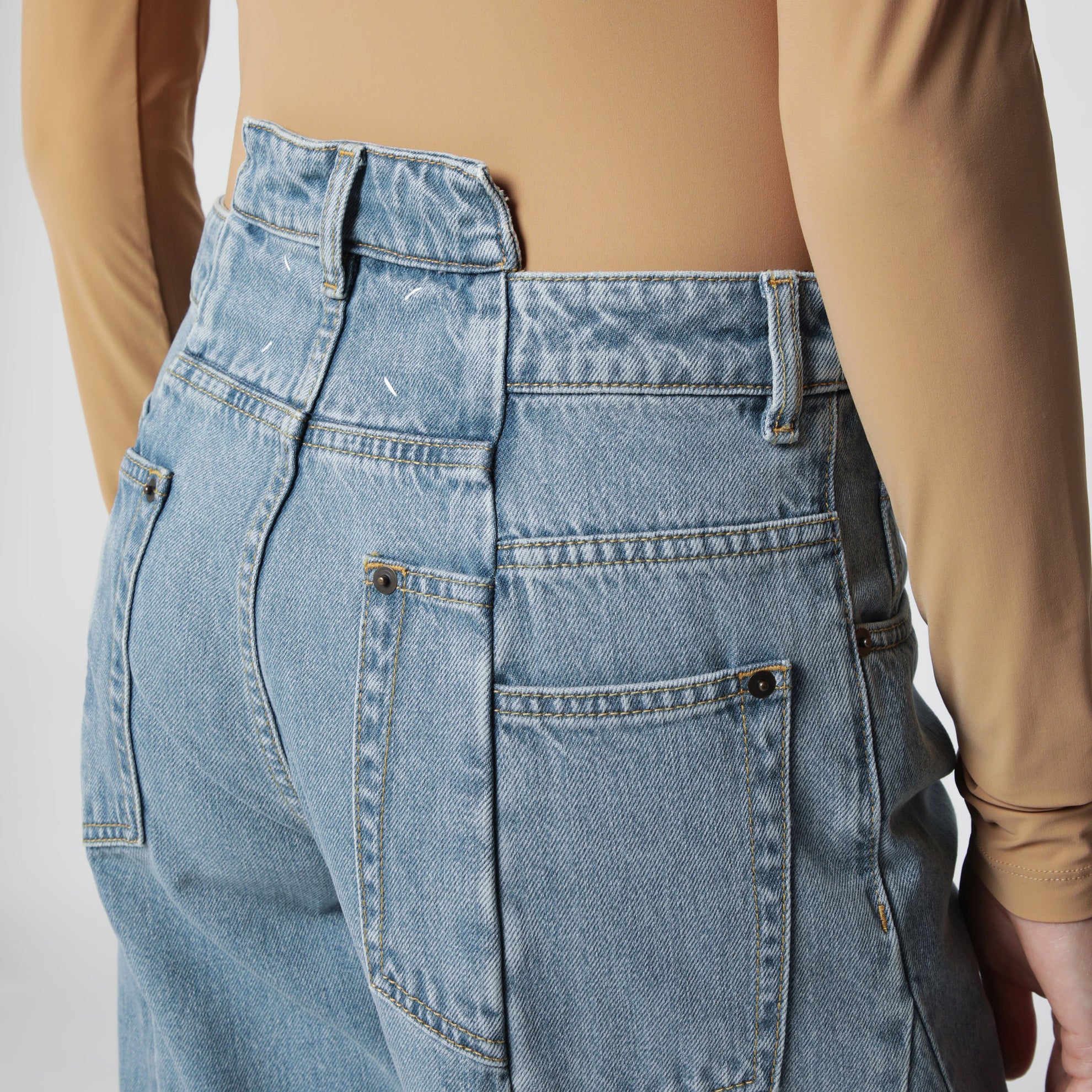 Jeans aus stonewashed Denim in Medium Blau