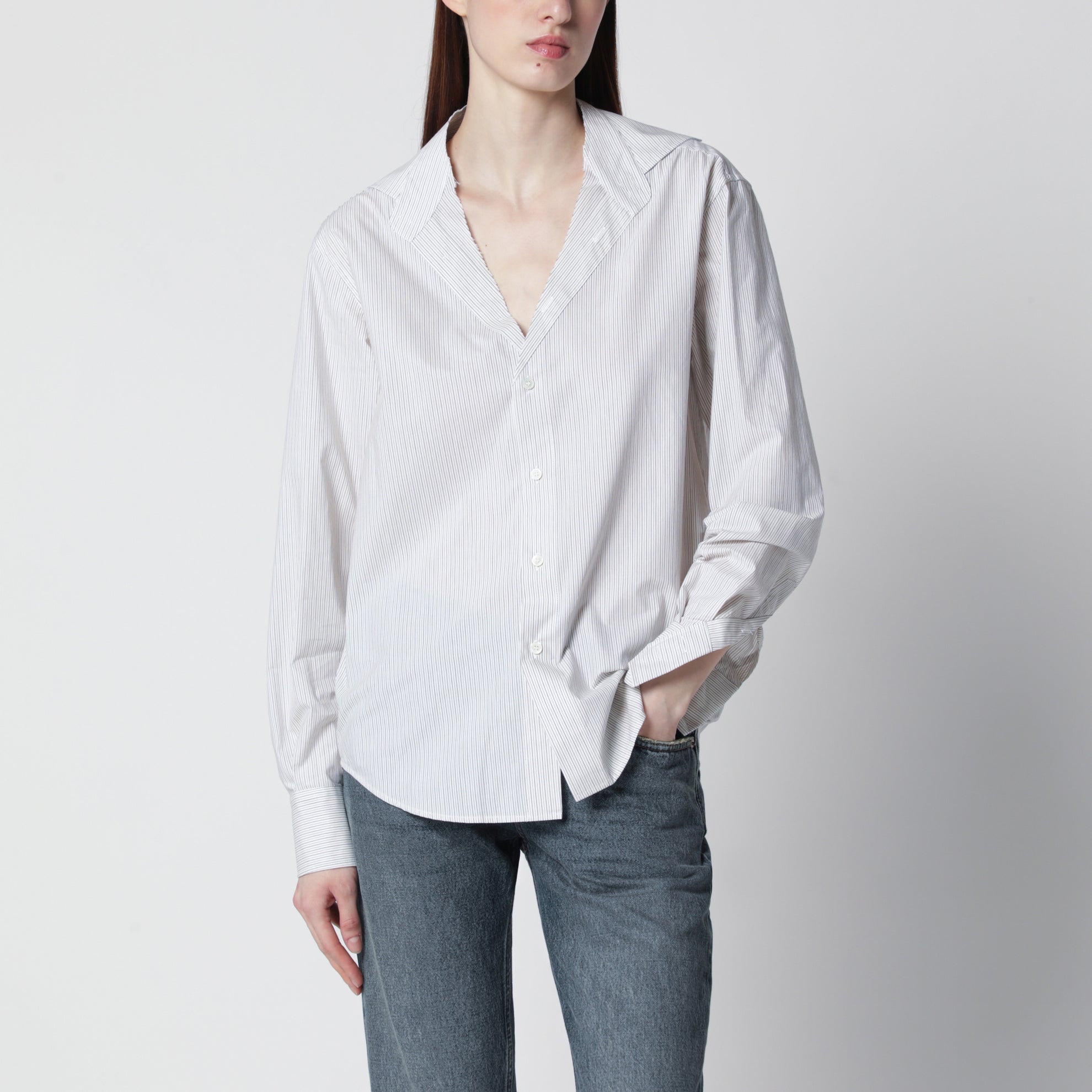 Camicia gessata con scollo a V in cotone