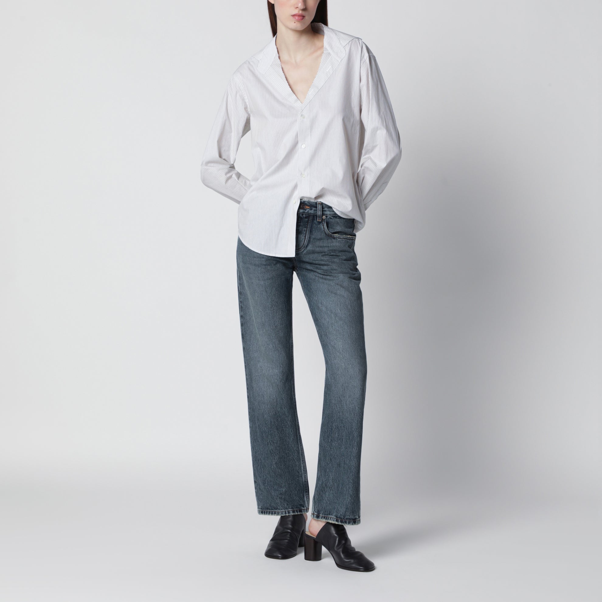 Camicia gessata con scollo a V in cotone