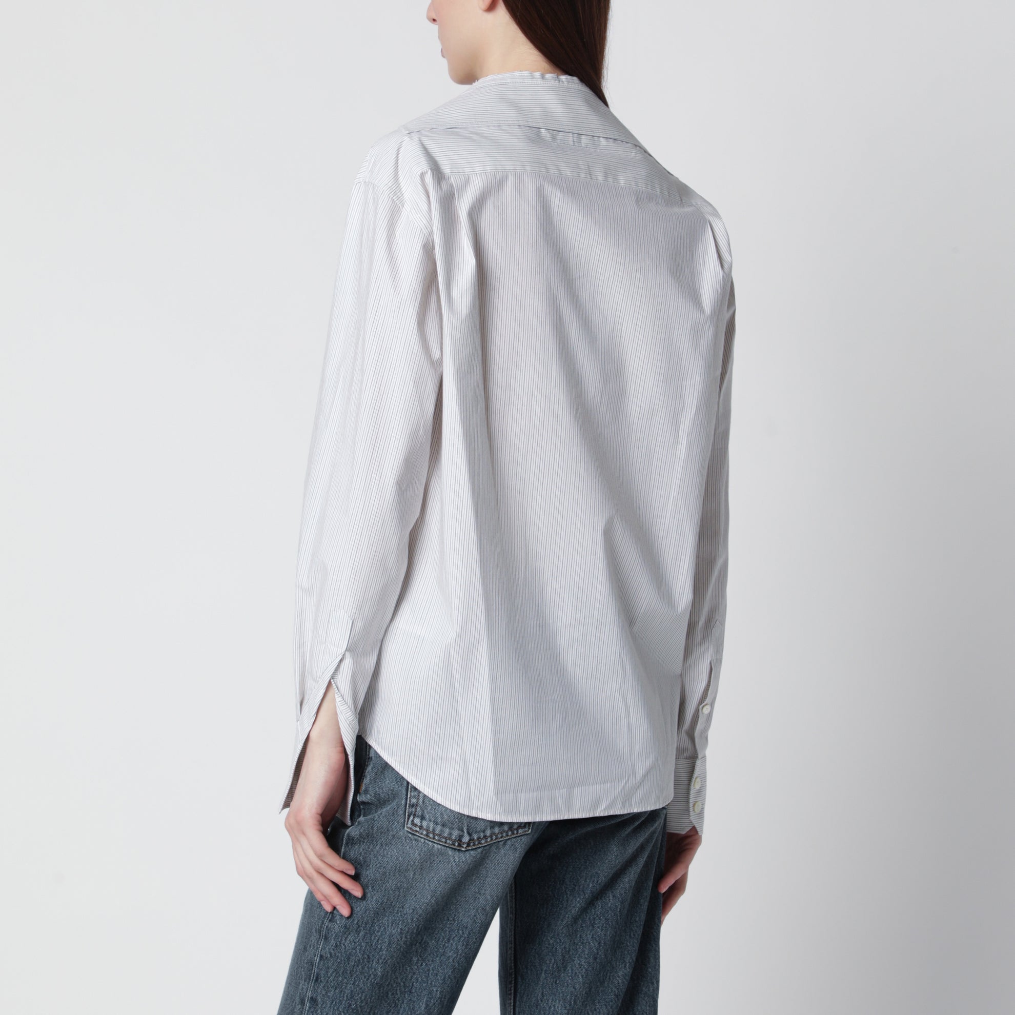 Camicia gessata con scollo a V in cotone