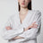 Camicia gessata con scollo a V in cotone