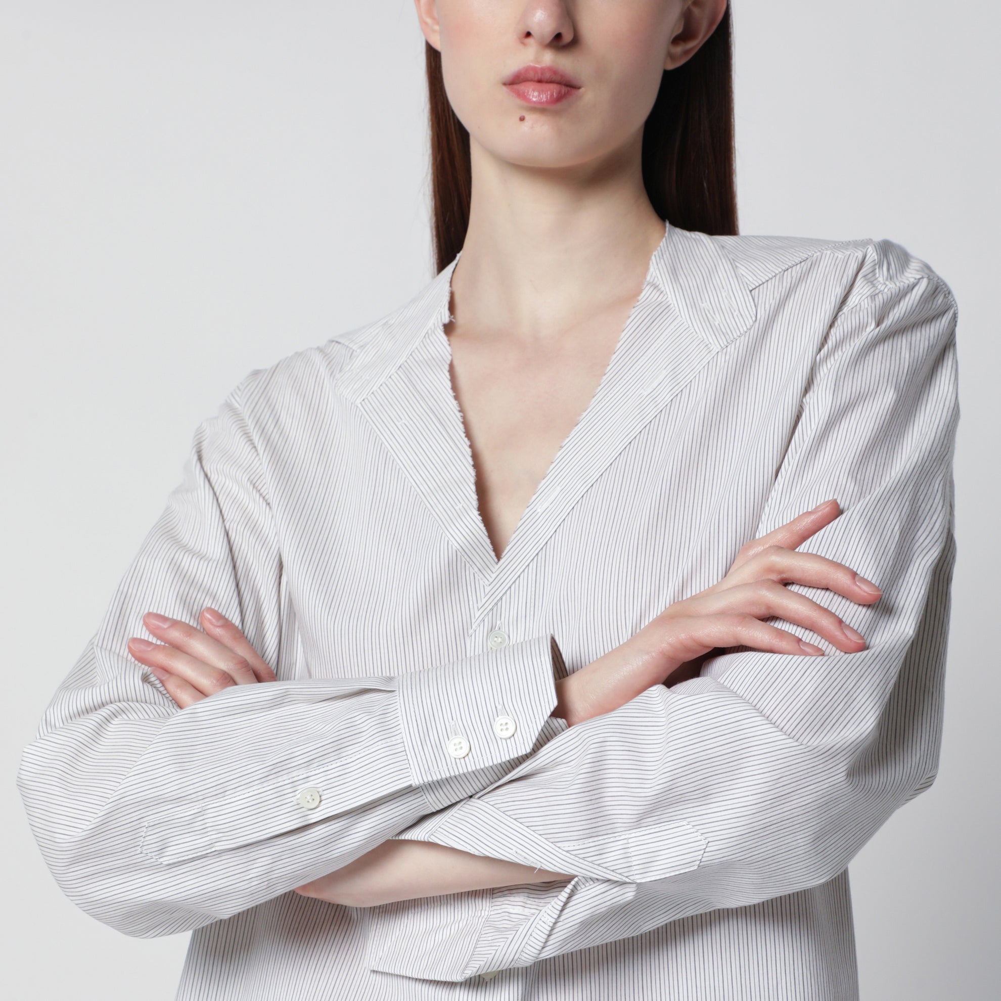 Camicia gessata con scollo a V in cotone