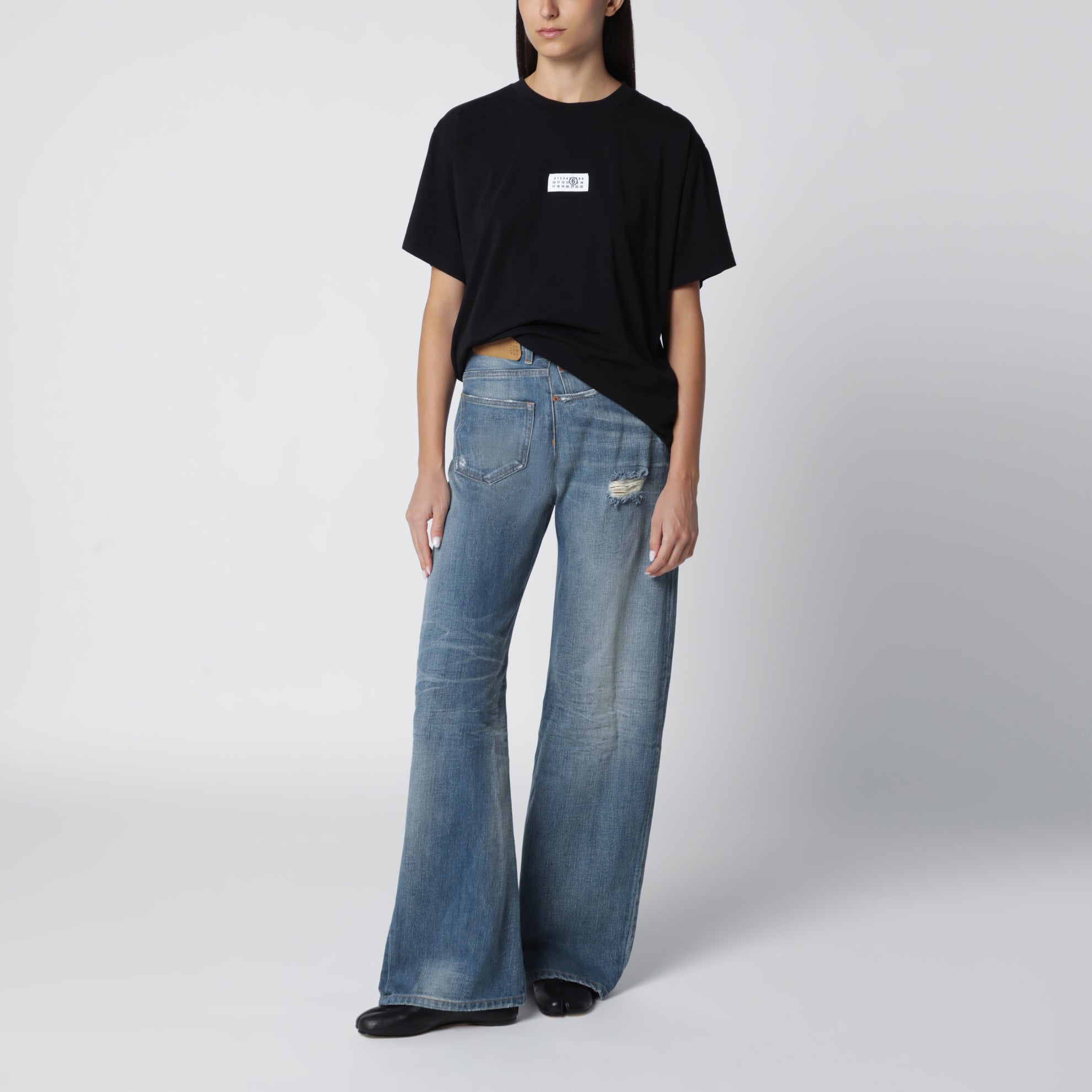 T-shirt nera in jersey di cotone con patch logo
