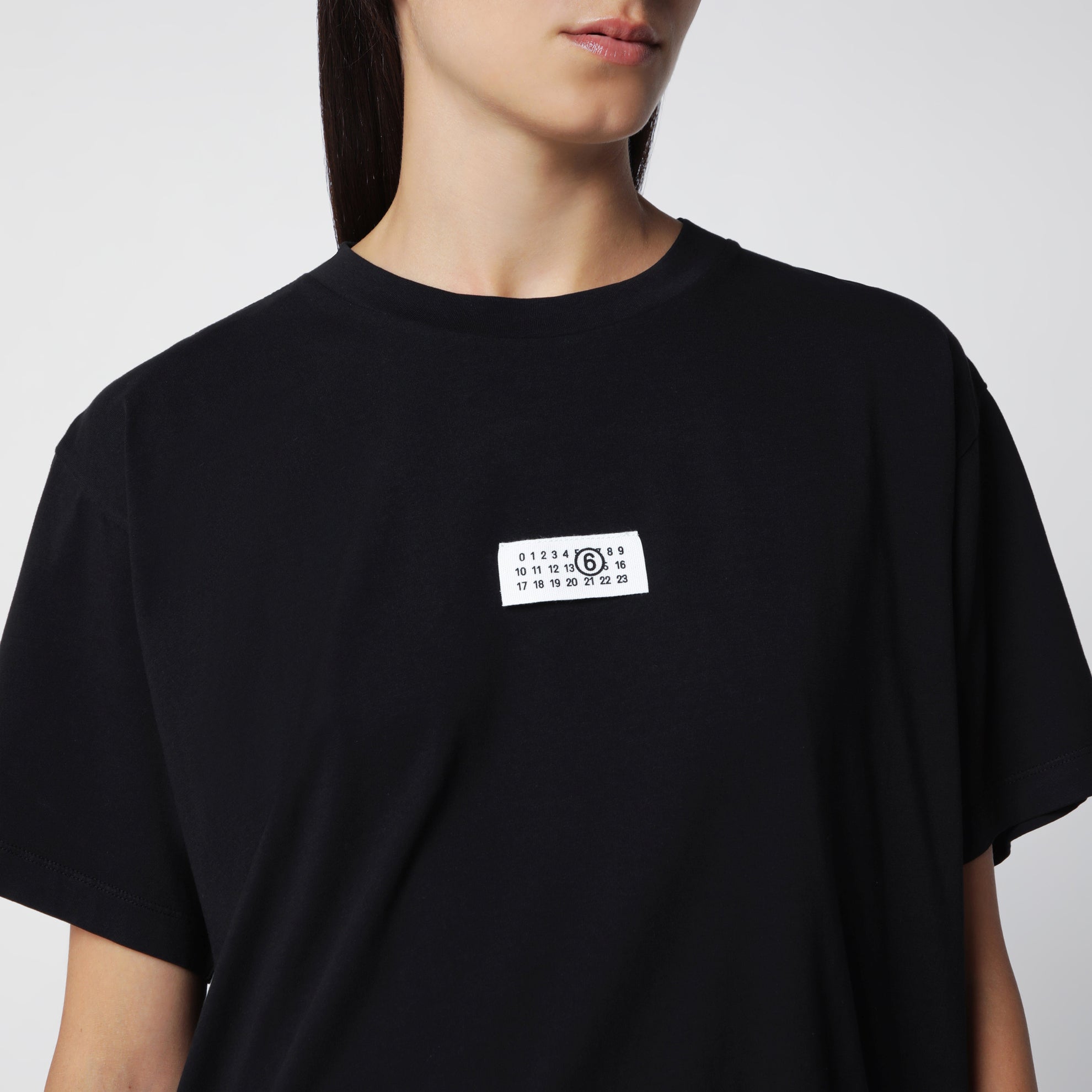 T-shirt nera in jersey di cotone con patch logo