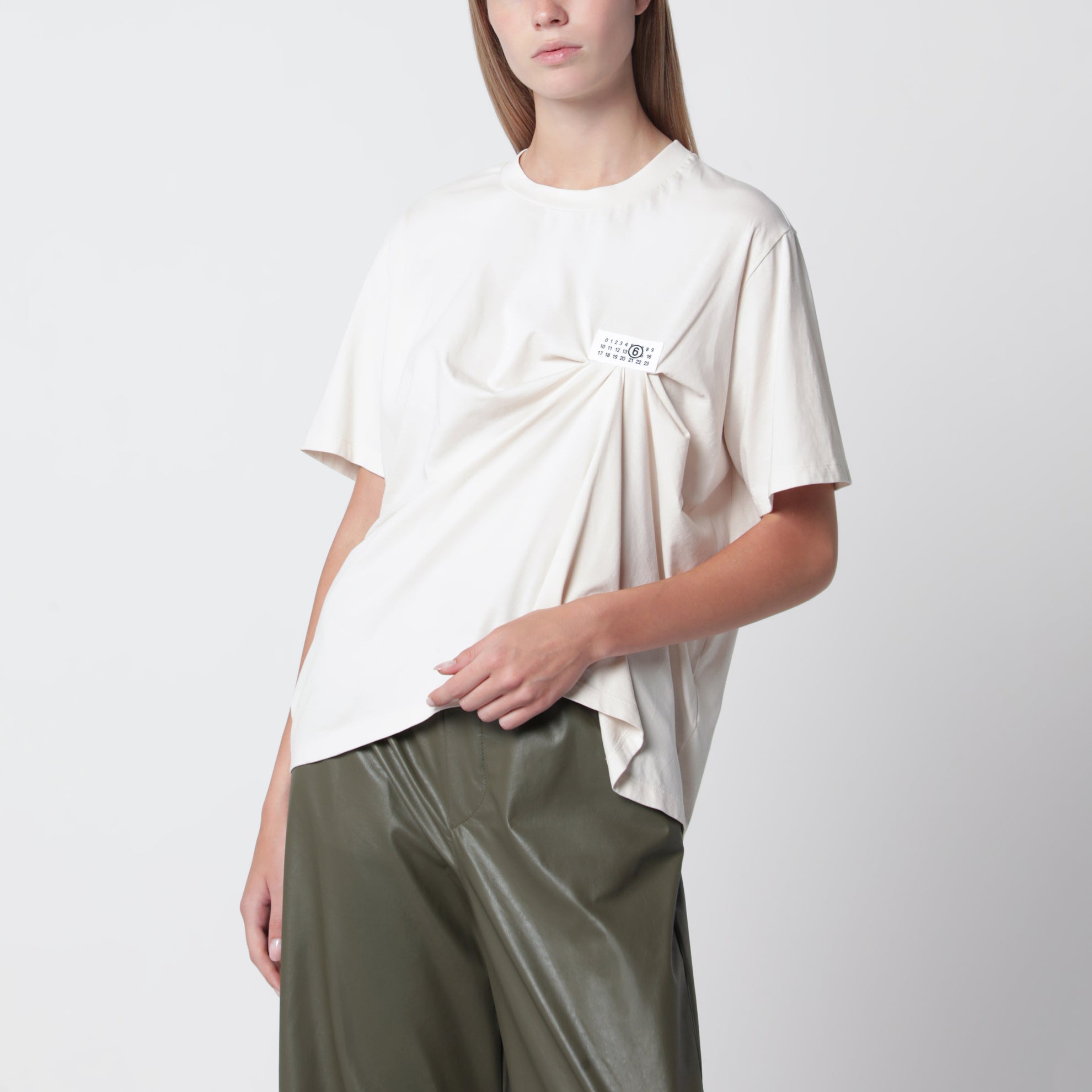 T-shirt écru drapé avec patch logo