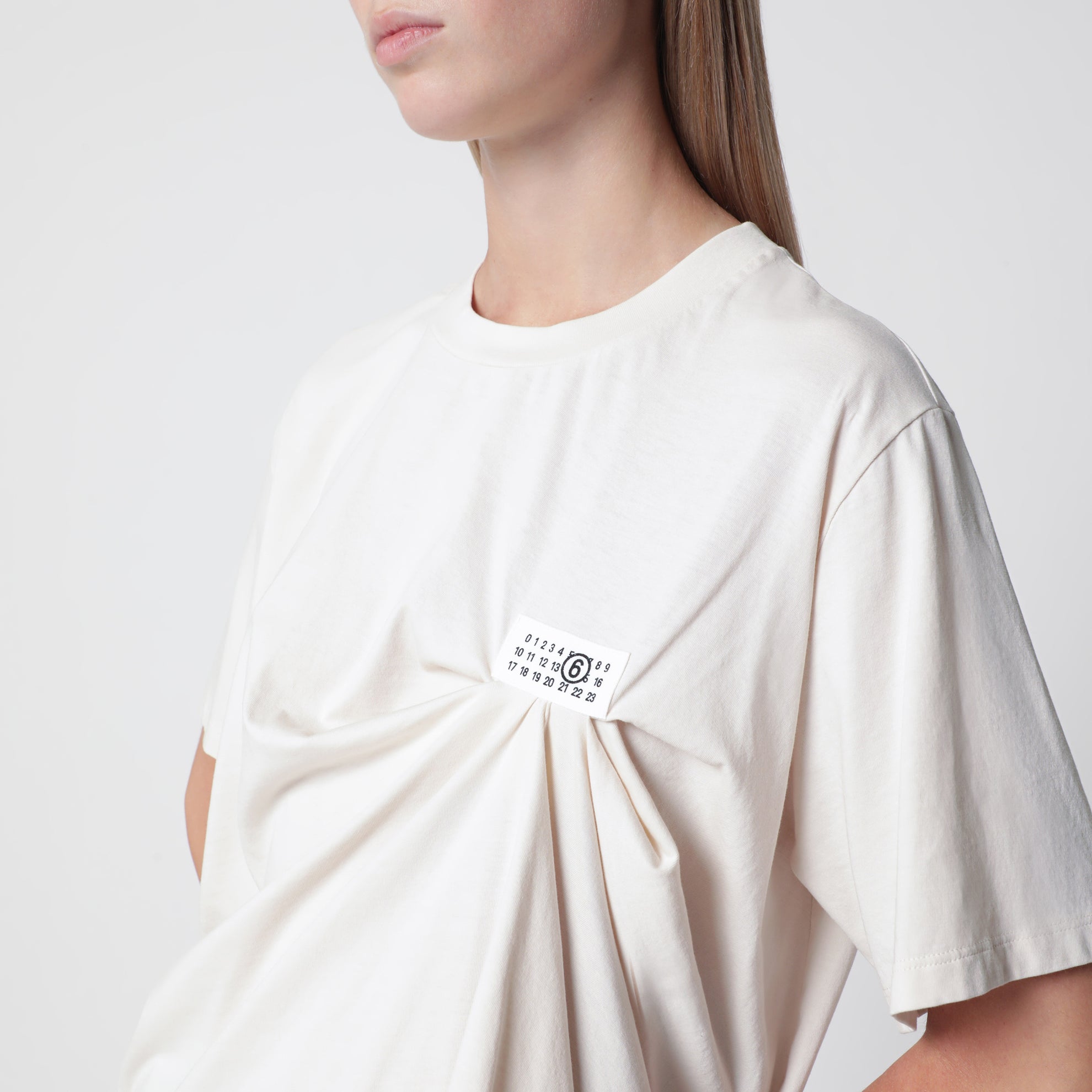 T-shirt écru drapé avec patch logo