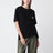 T-shirt nera con drappeggio con patch logo