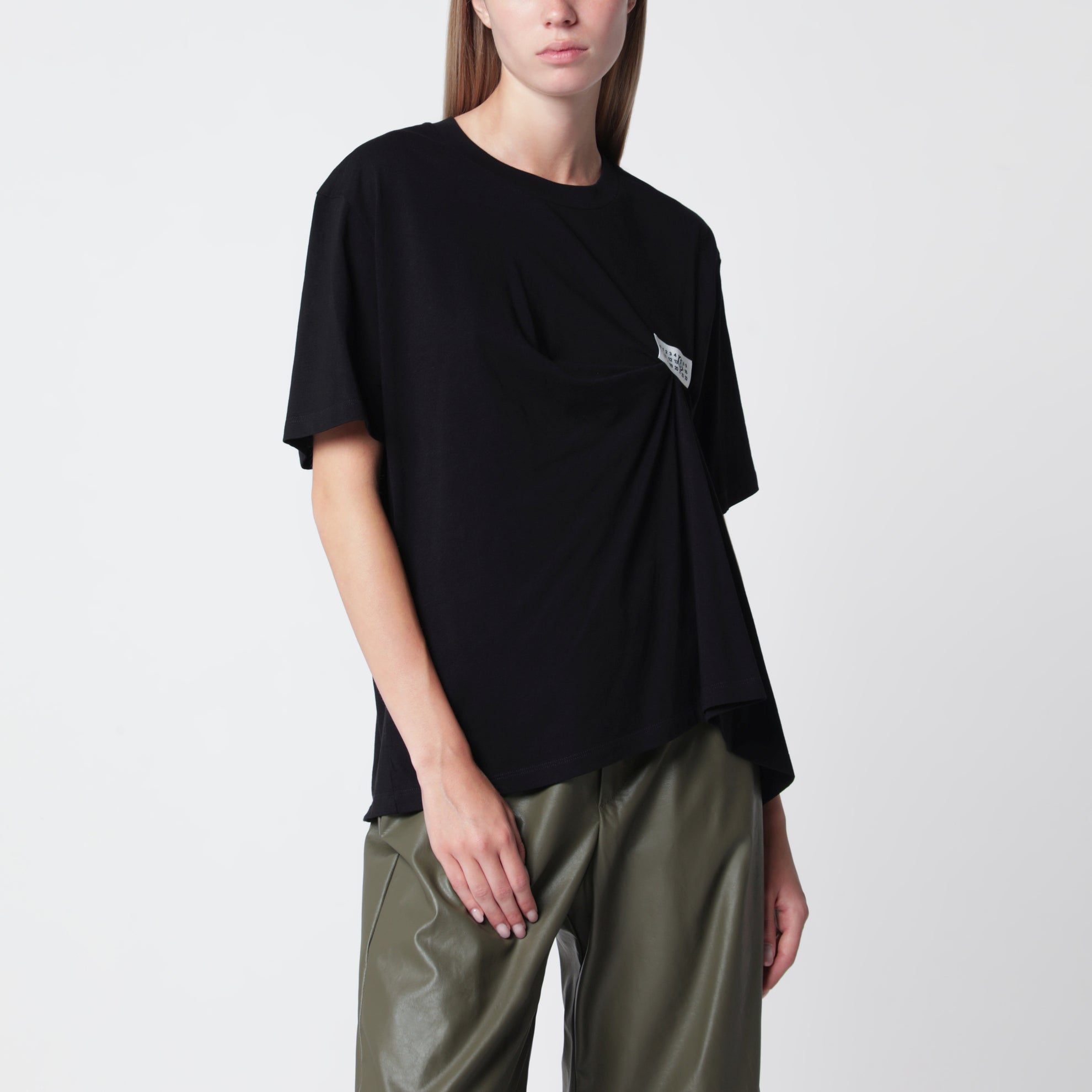 T-shirt noir drapé avec patch logo