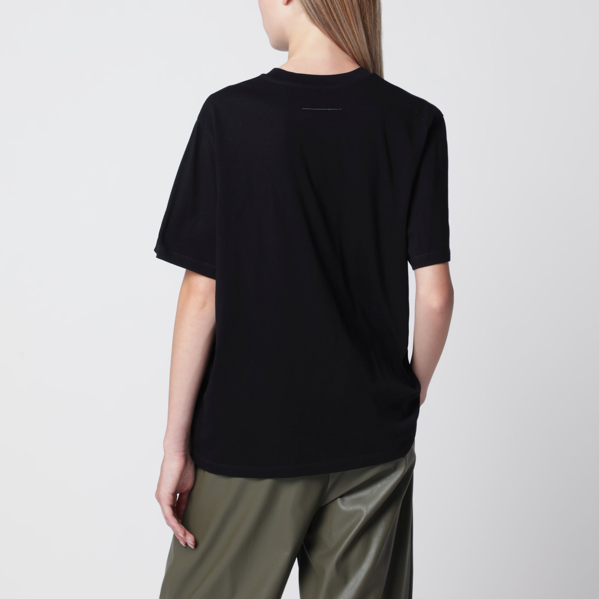 T-shirt noir drapé avec patch logo