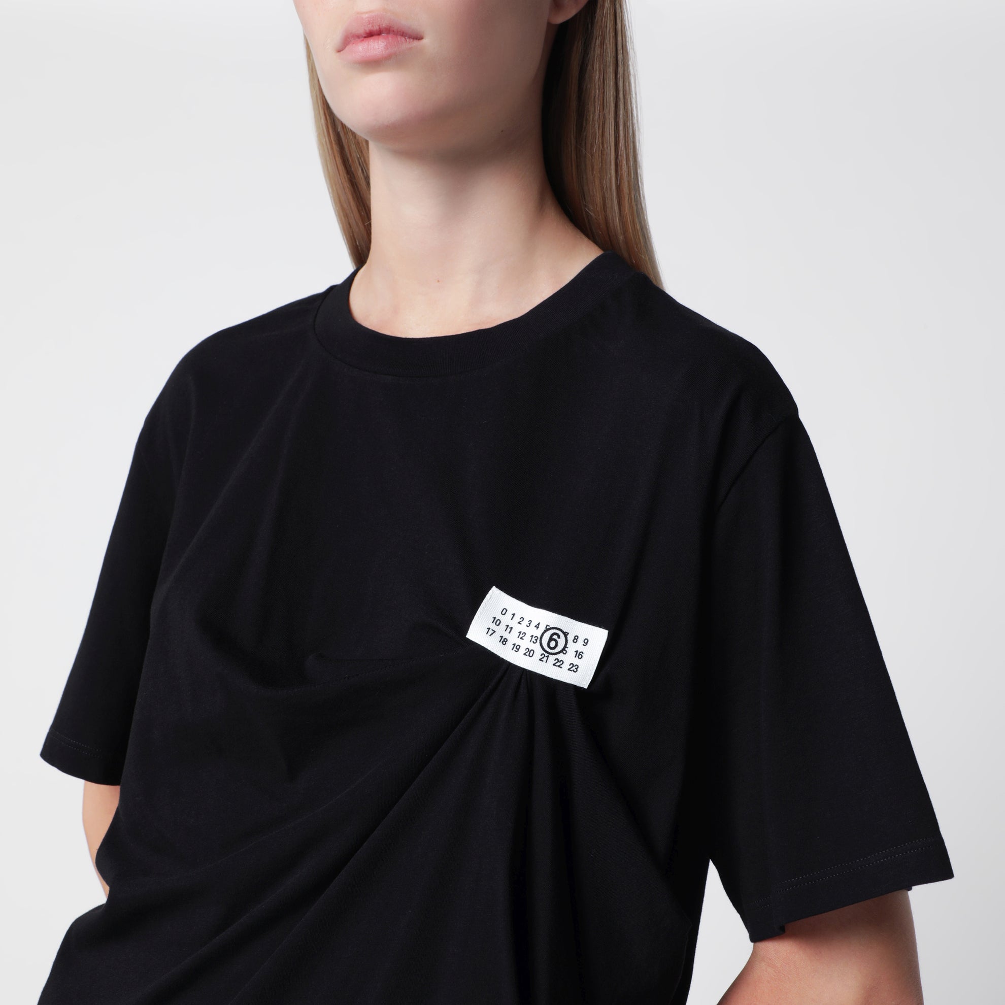 T-shirt noir drapé avec patch logo