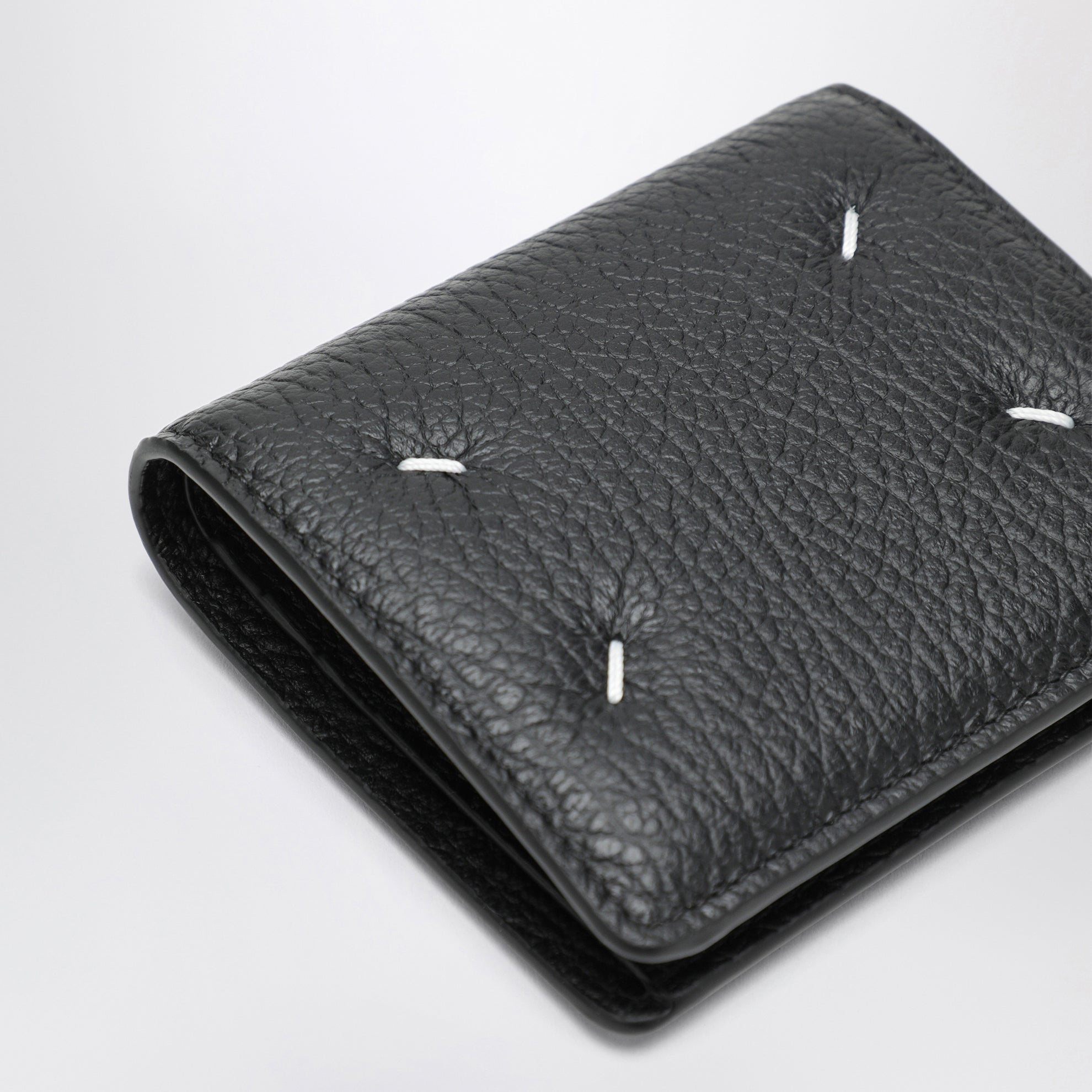Portacarte compatto Four Stitches in pelle nero