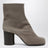 Tabi-Stiefeletten in Taupe aus Wildleder
