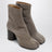 Tabi-Stiefeletten in Taupe aus Wildleder