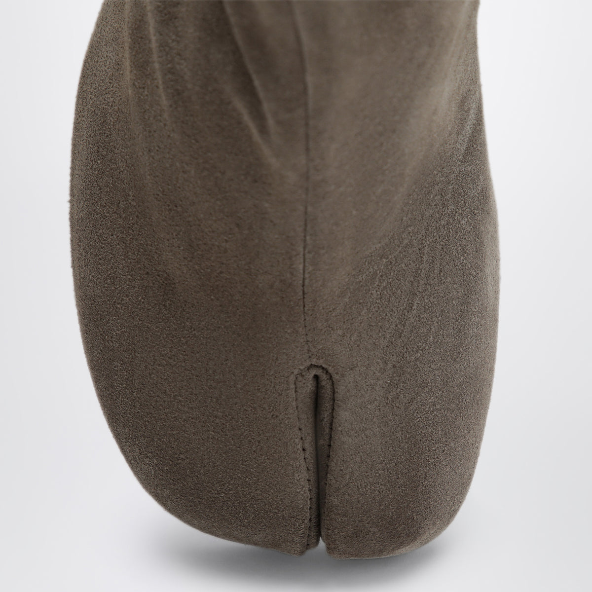 Tabi-Stiefeletten in Taupe aus Wildleder