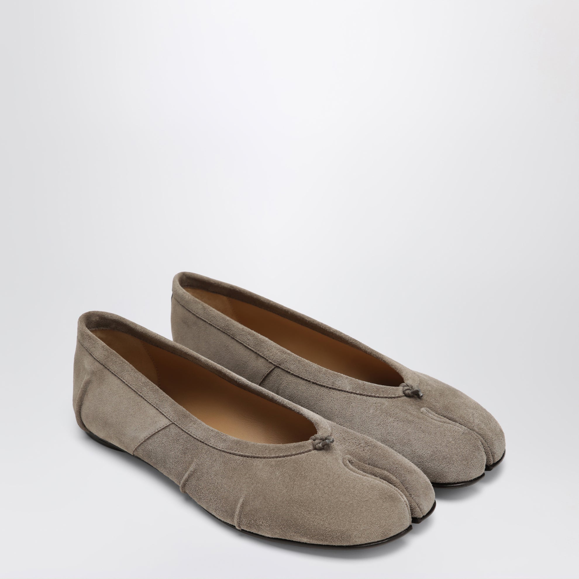 Tabi-Ballerinas in Taupe aus Wildleder