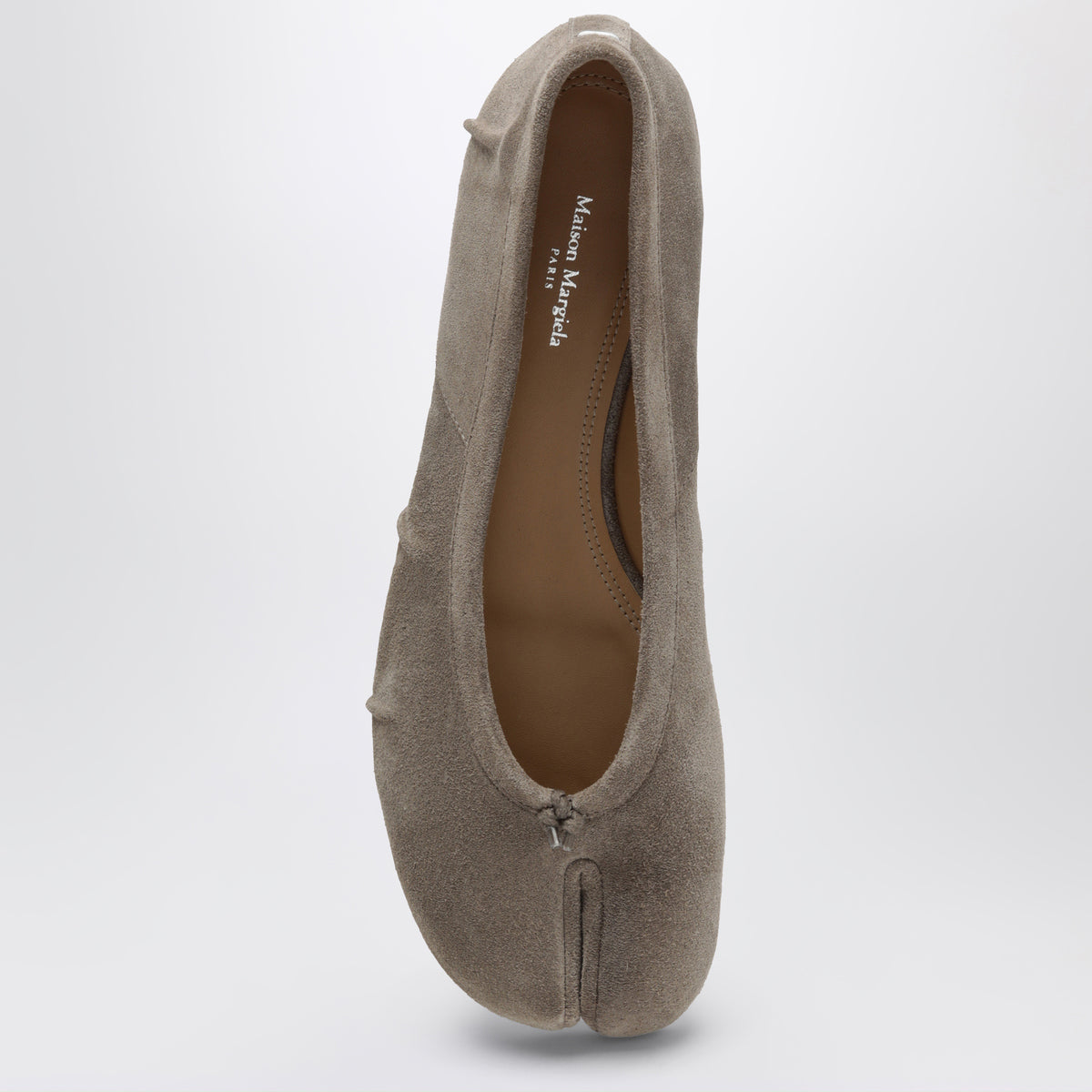 Tabi-Ballerinas in Taupe aus Wildleder