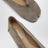 Tabi-Ballerinas in Taupe aus Wildleder