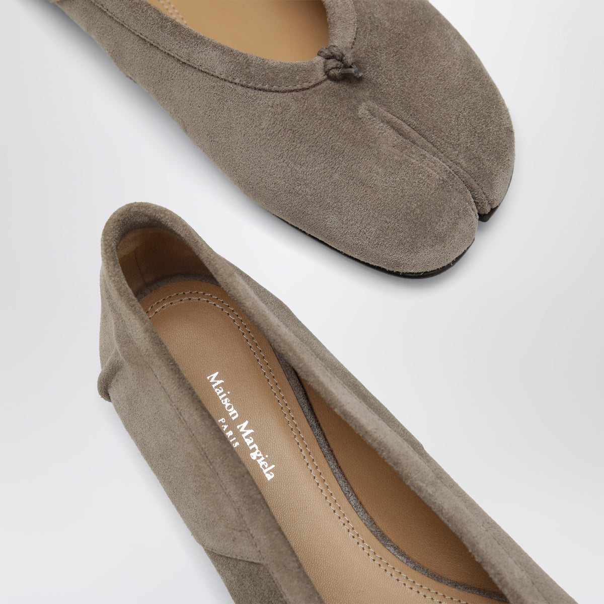 Tabi-Ballerinas in Taupe aus Wildleder
