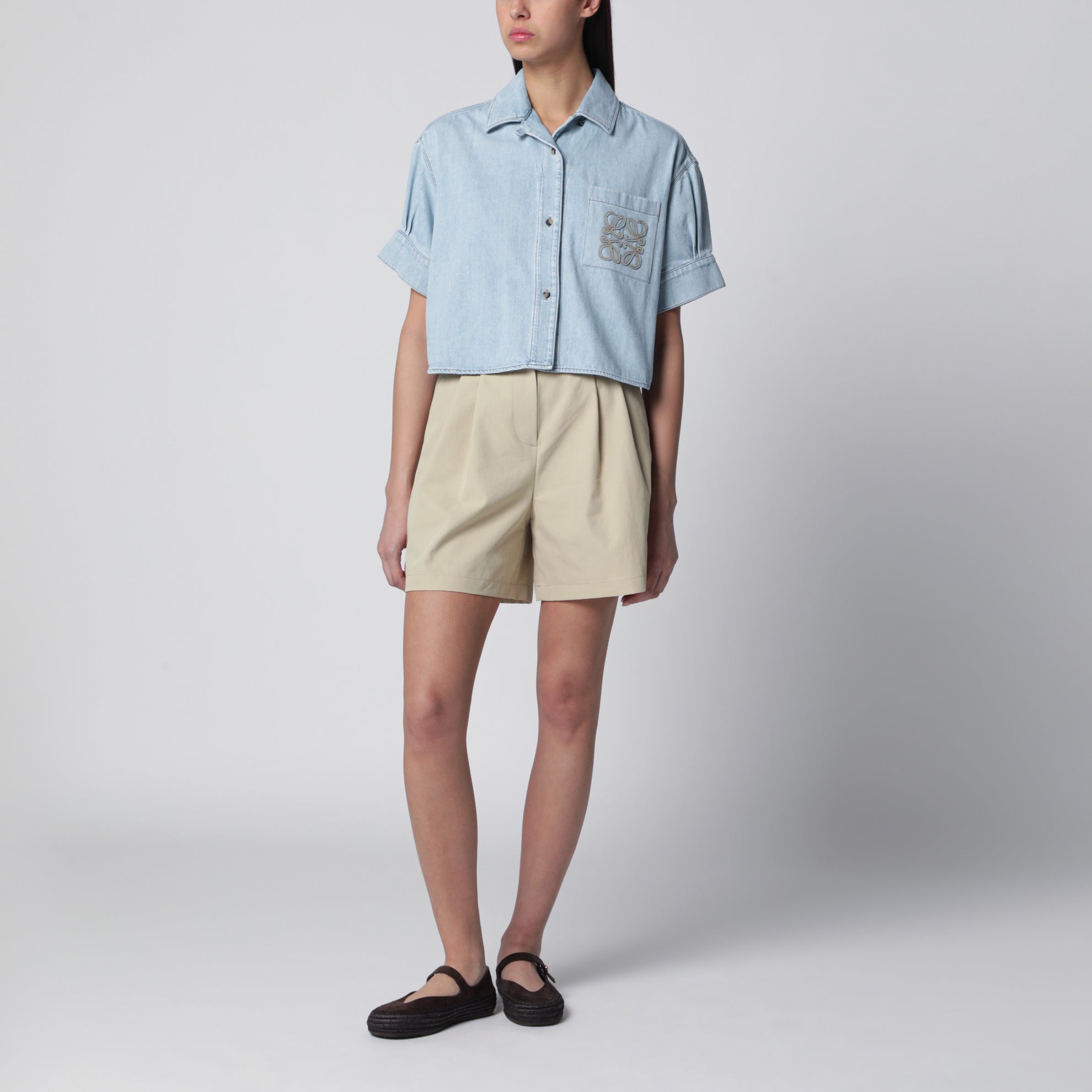 Kurzes Boxy-Hemd aus gewaschenem blauem Denim