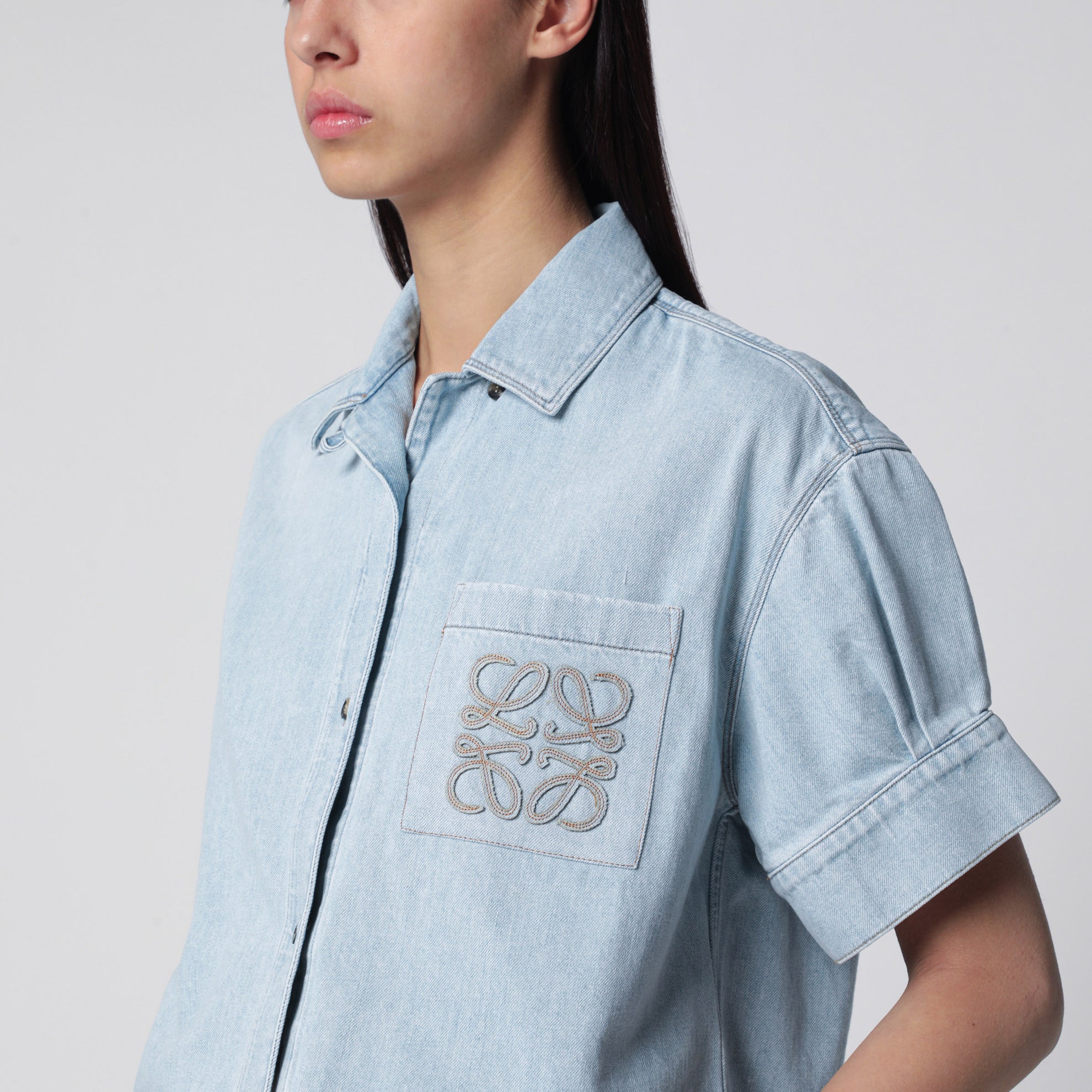 Kurzes Boxy-Hemd aus gewaschenem blauem Denim
