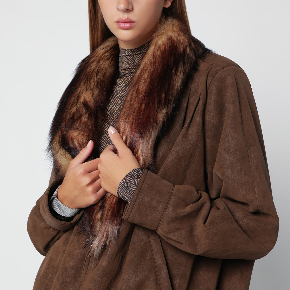 Braune Jacke in Velourslederoptik mit Kunstpelzkragen