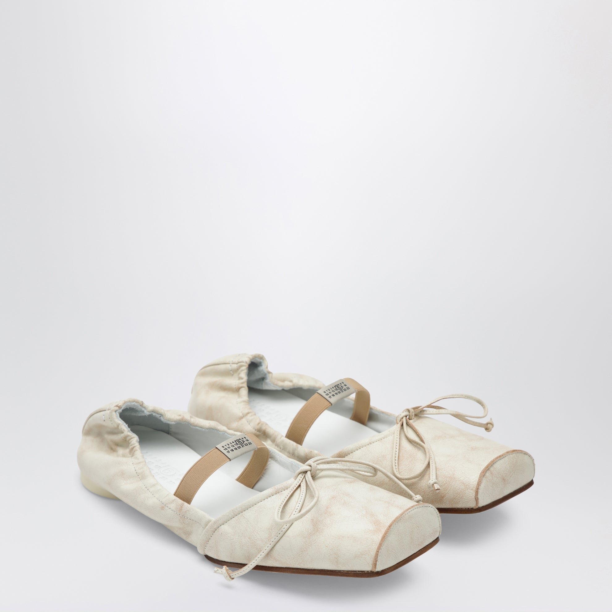 Ballerines à bout carré en cuir de veau beige clair