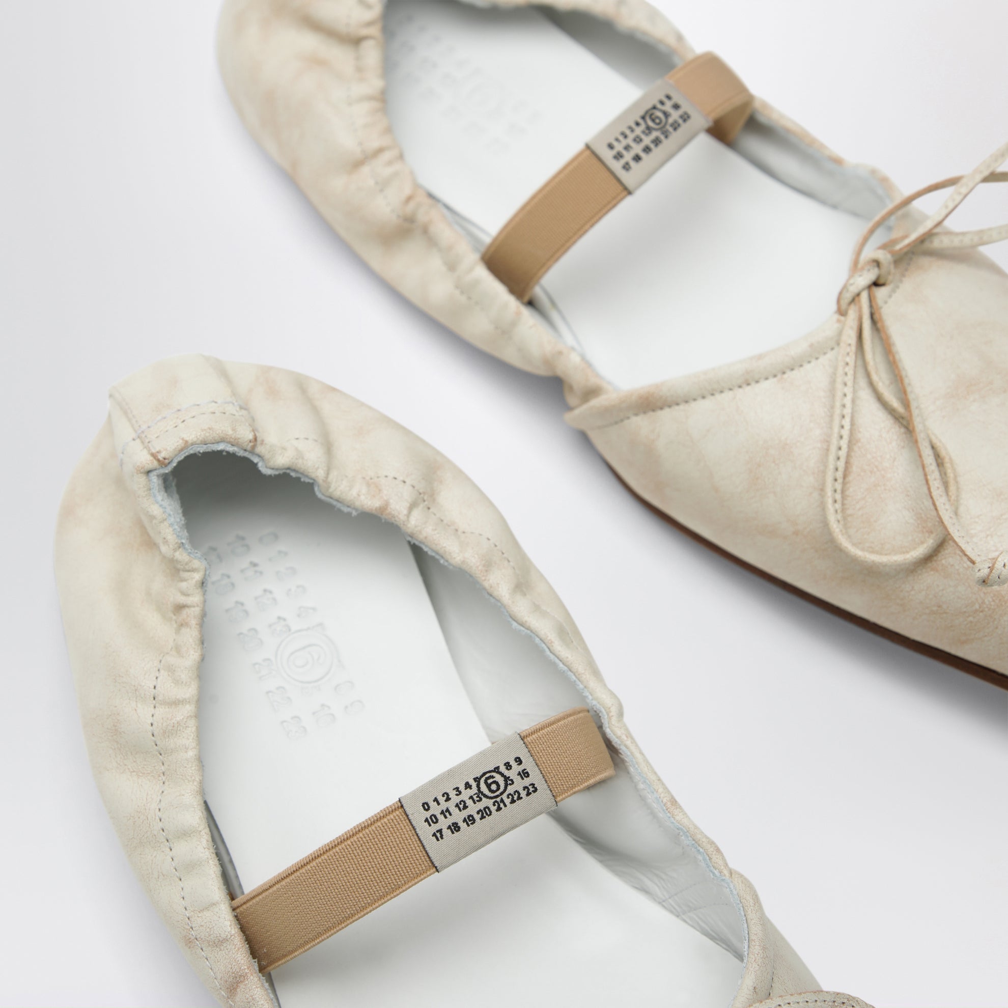 Ballerines à bout carré en cuir de veau beige clair