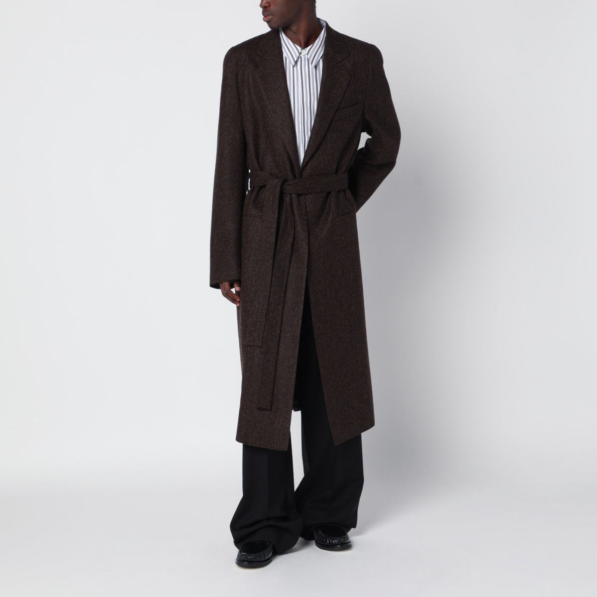 Cappotto con cintura marrone motivo spigato