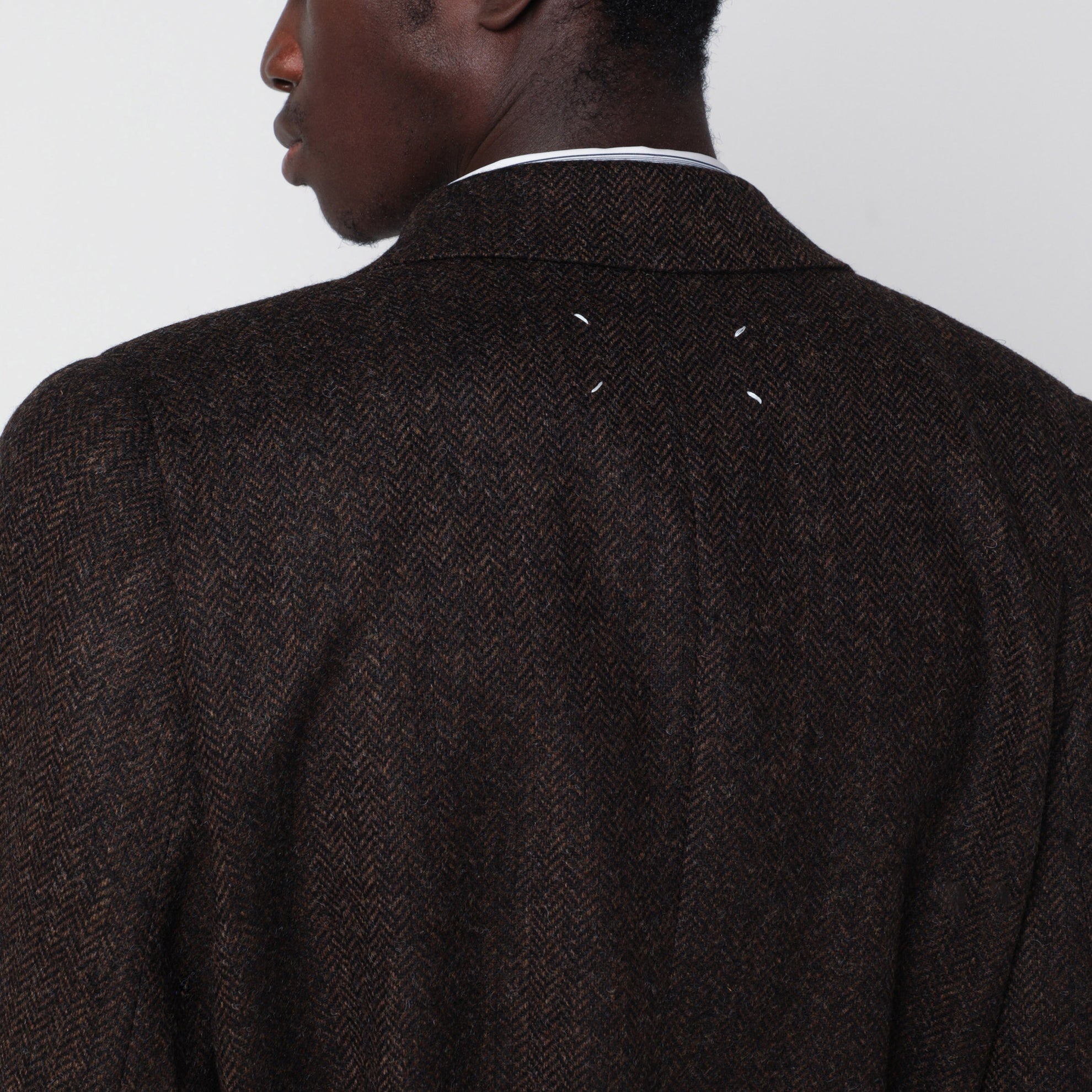 Cappotto con cintura marrone motivo spigato