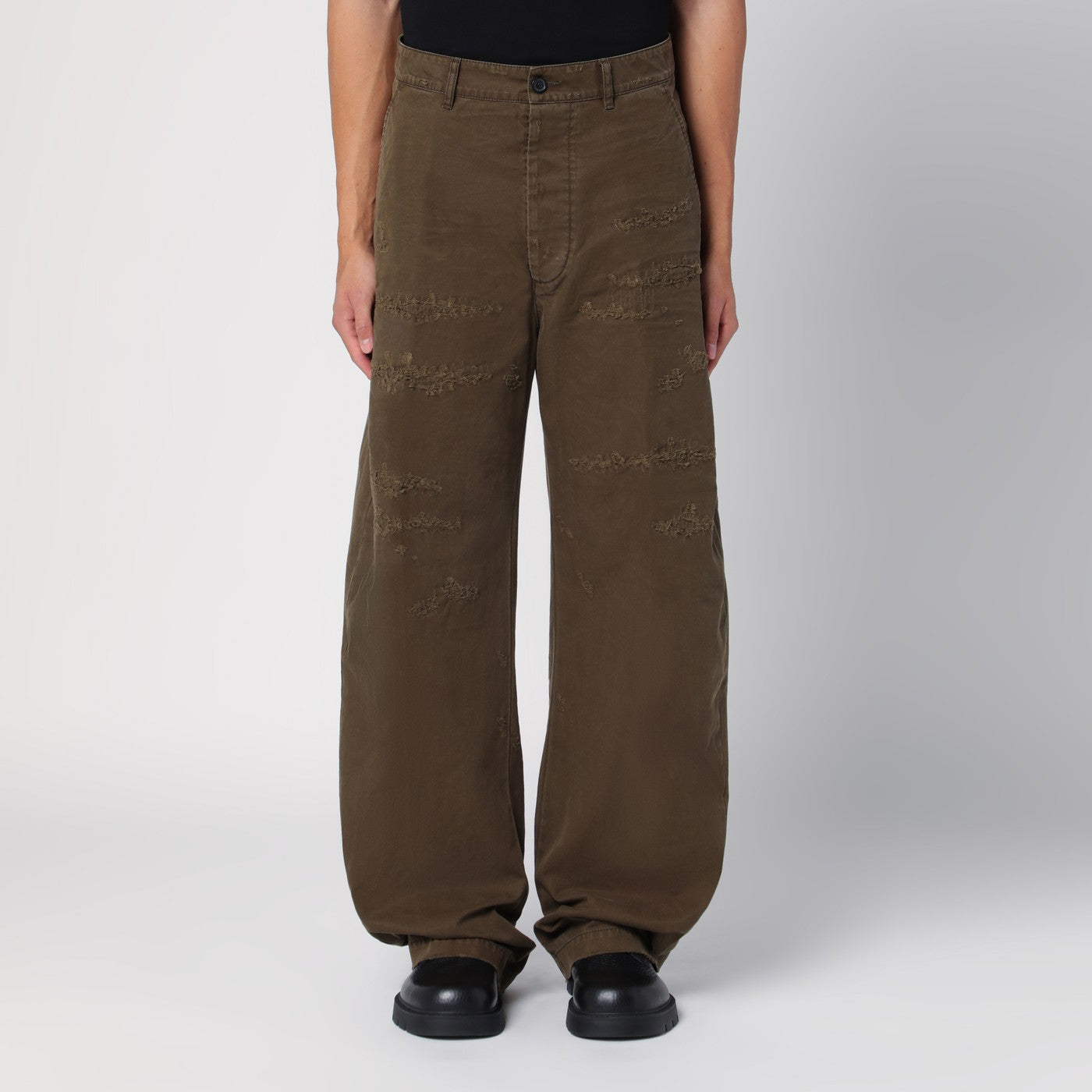 Weite militärgrüne Hose mit Used-Details