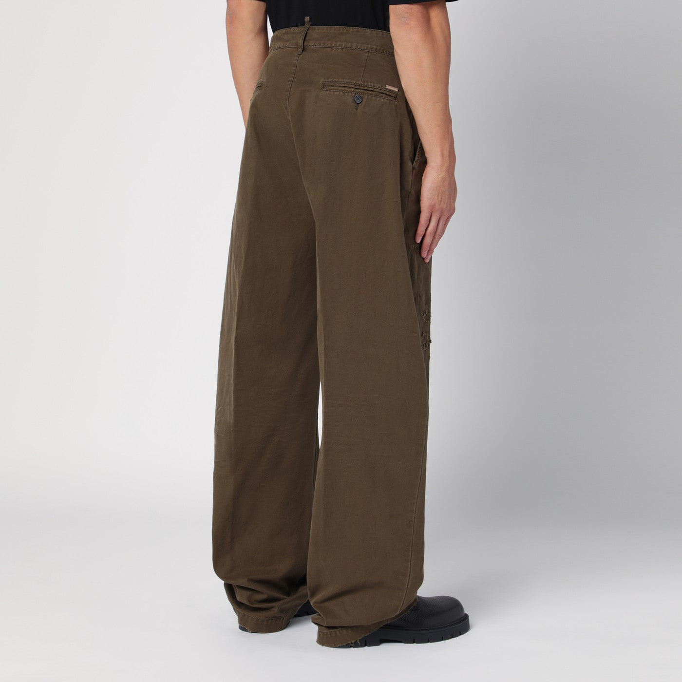 Weite militärgrüne Hose mit Used-Details