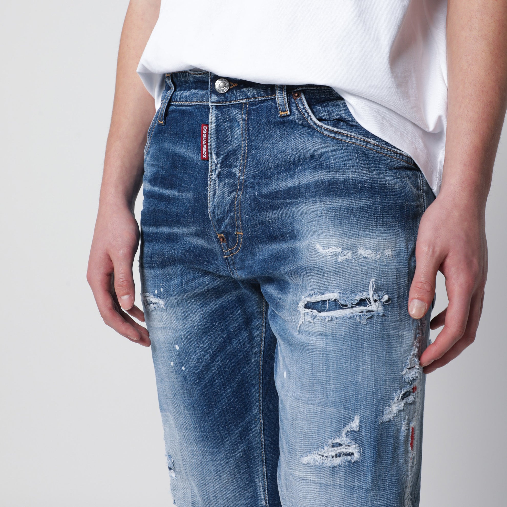 Jeans slim blu slavato con strappi