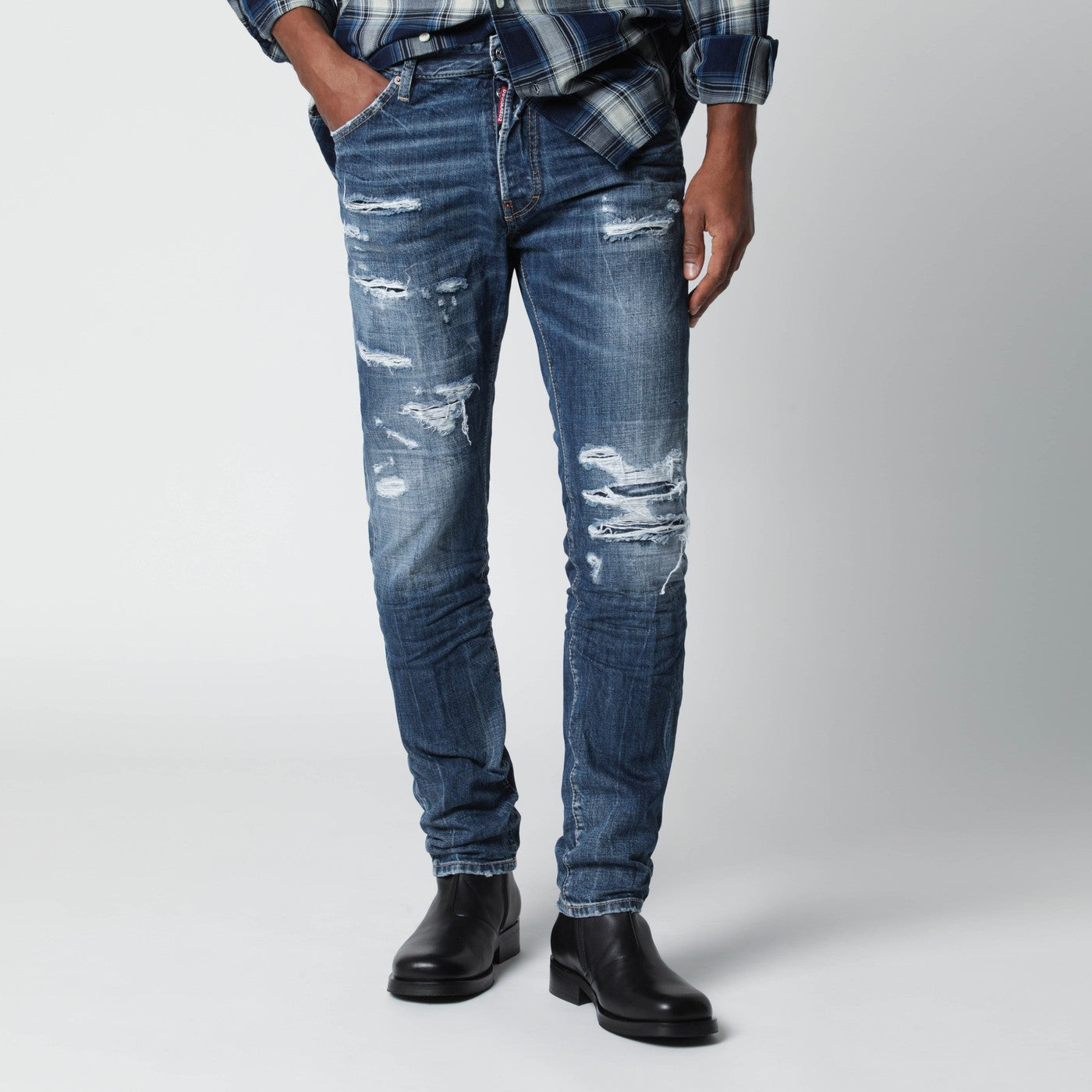 Schmale blau gewaschene Jeans mit Rissen