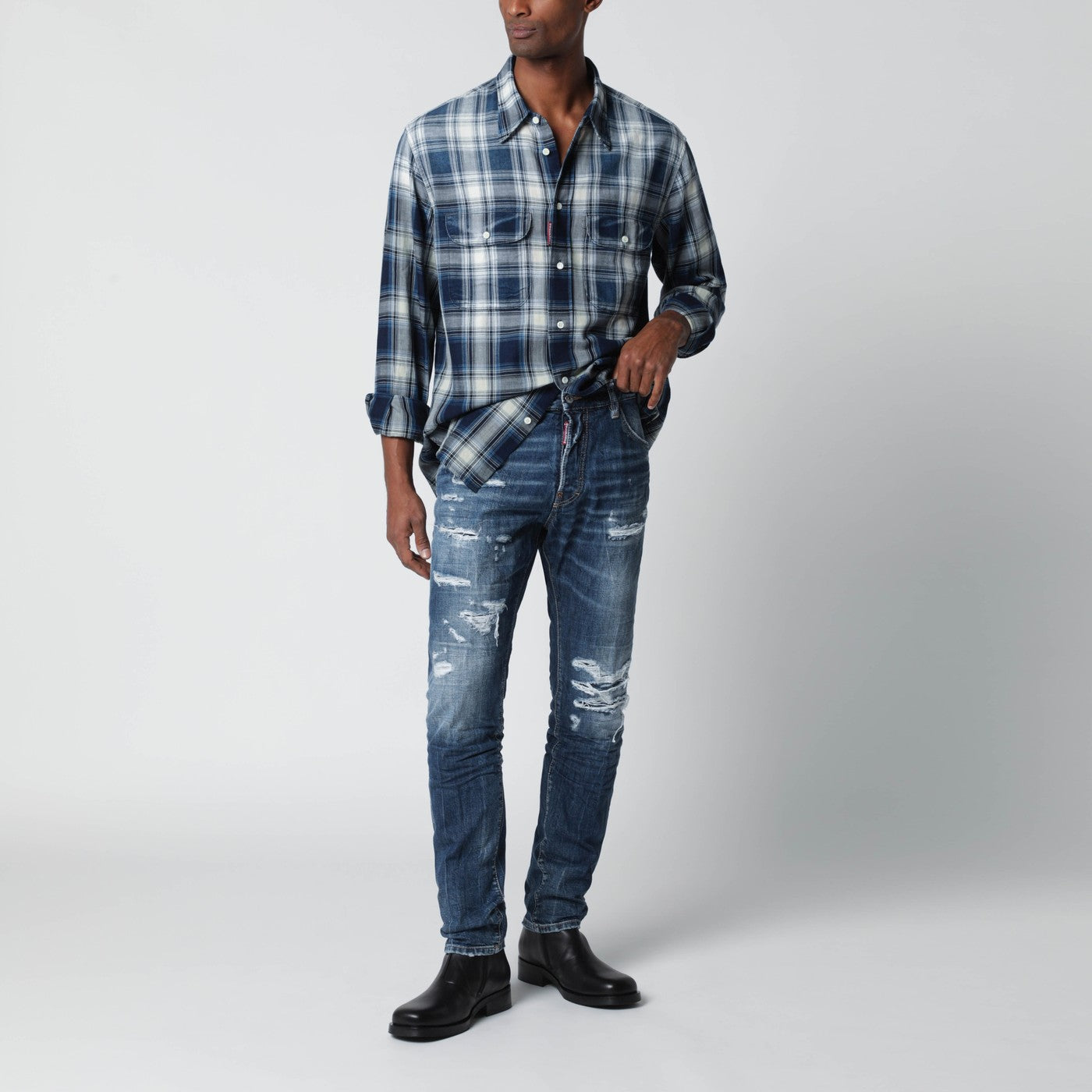 Schmale blau gewaschene Jeans mit Rissen