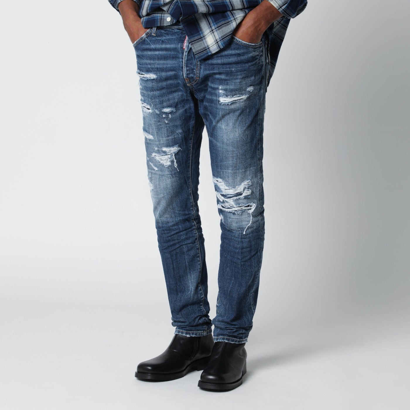 Schmale blau gewaschene Jeans mit Rissen