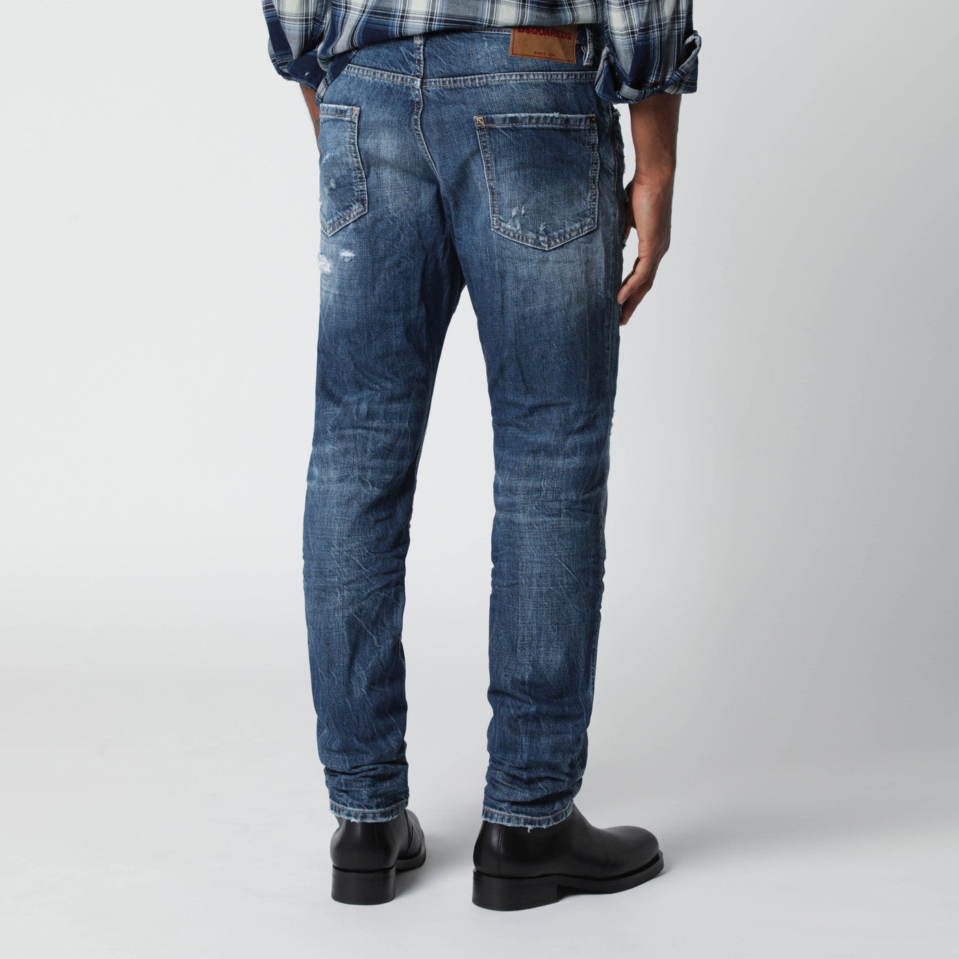 Schmale blau gewaschene Jeans mit Rissen