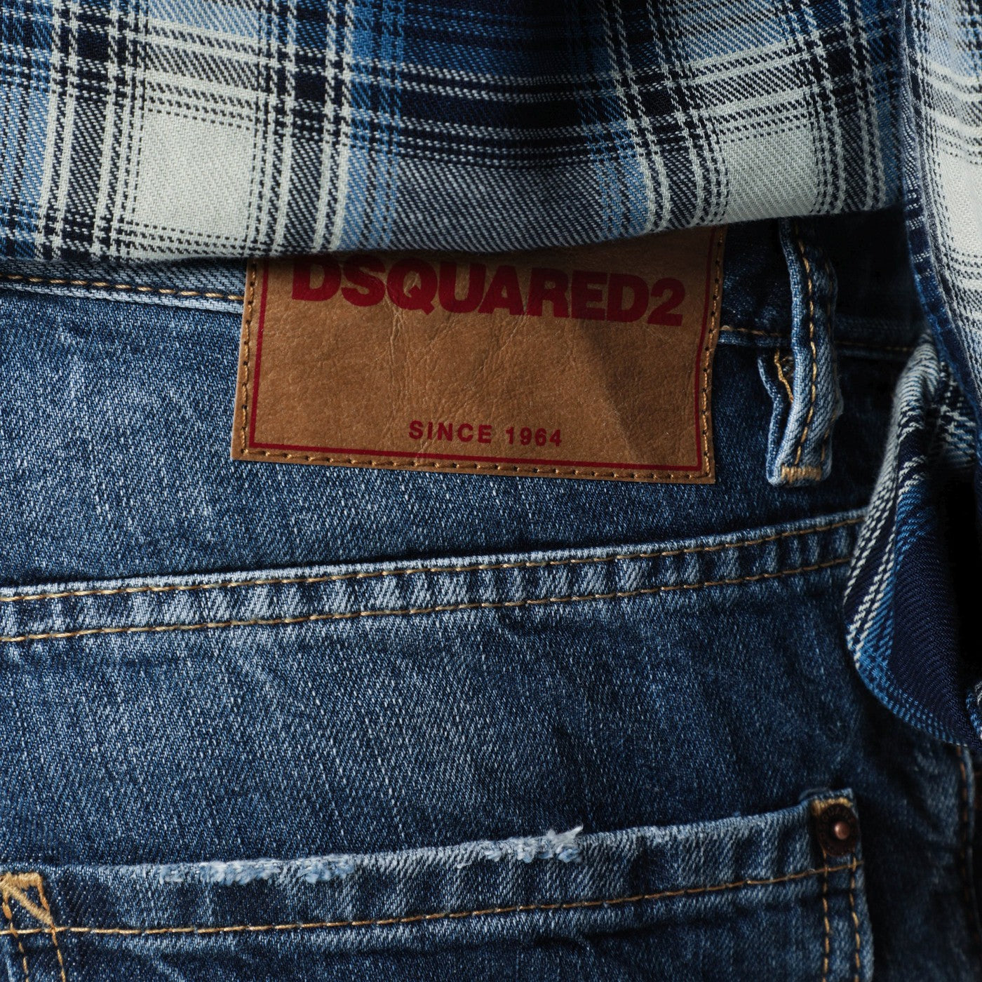 Schmale blau gewaschene Jeans mit Rissen