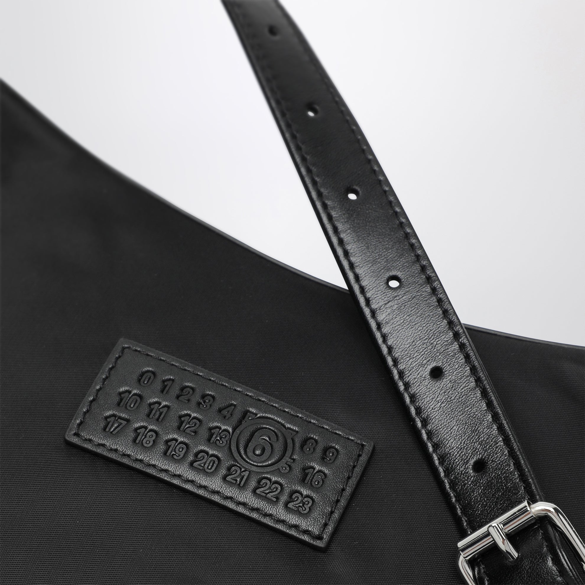 Numeric Vertical Umhängetasche aus schwarzem Nylon