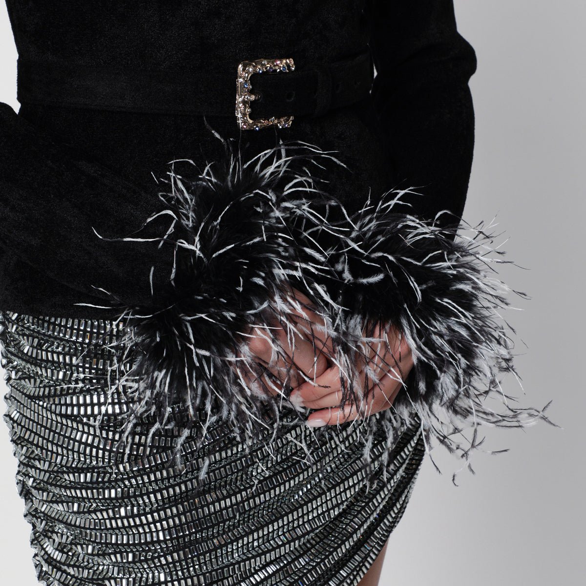 Schwarzes Chenille-Stricktop mit Federbesatz