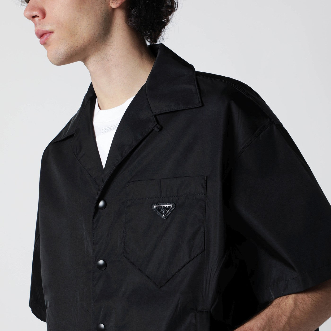 Schwarzes kurzärmeliges Hemd aus Re-Nylon