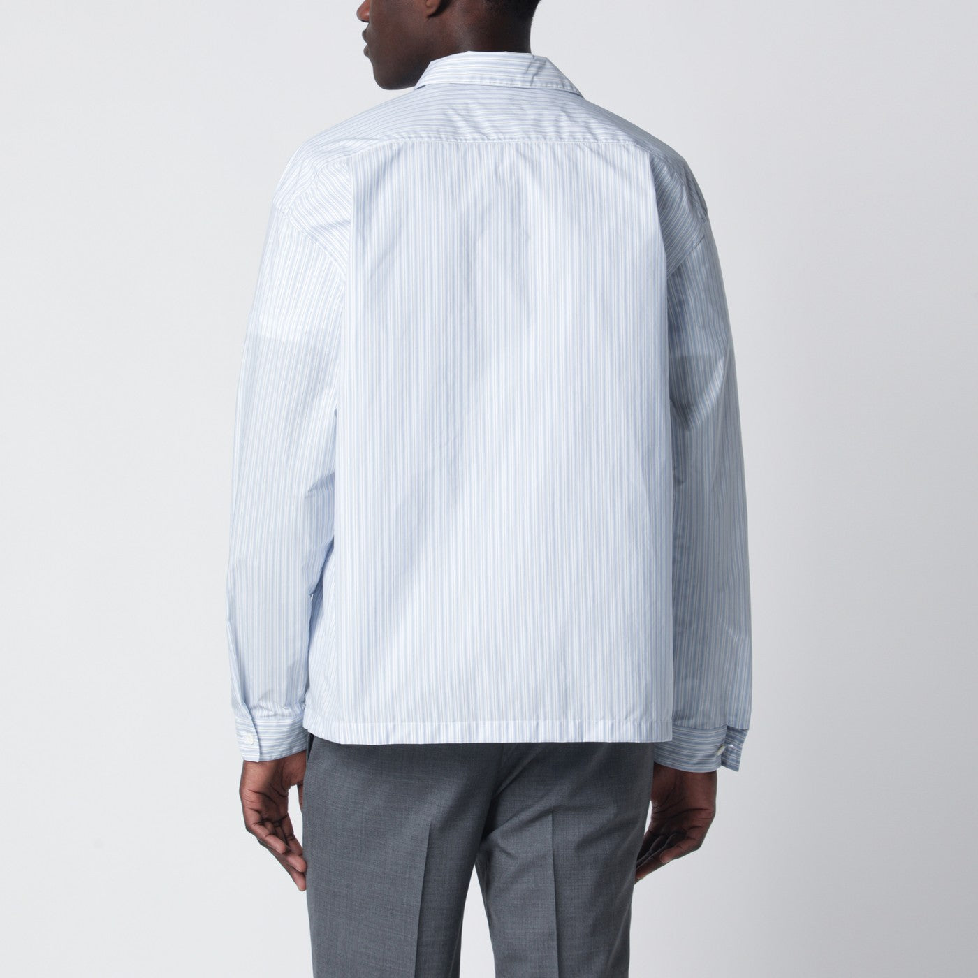 Chemise zippée à rayures blanches et bleu clair