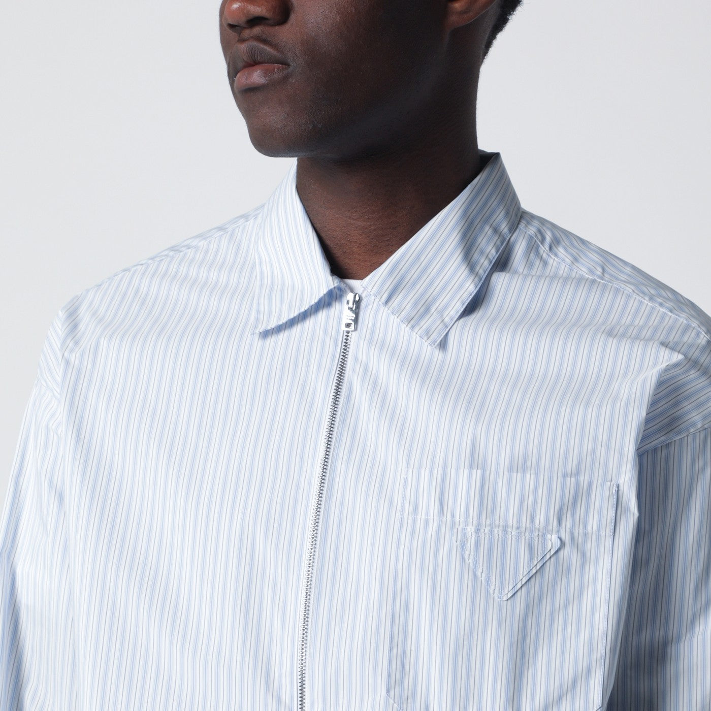 Chemise zippée à rayures blanches et bleu clair