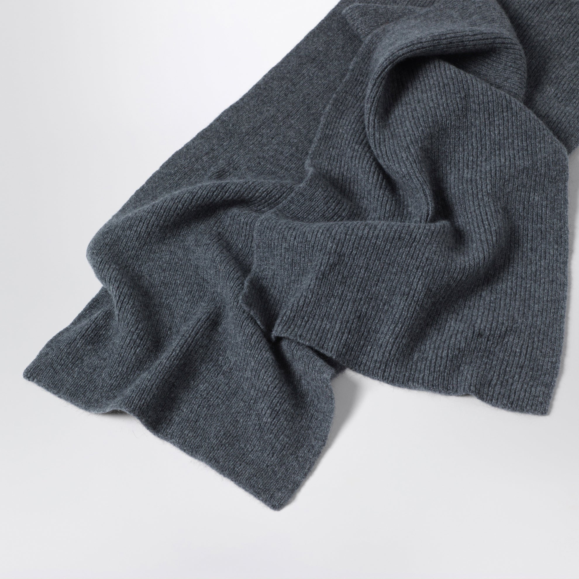 Écharpe en laine et Caregora couleur Slate Grey