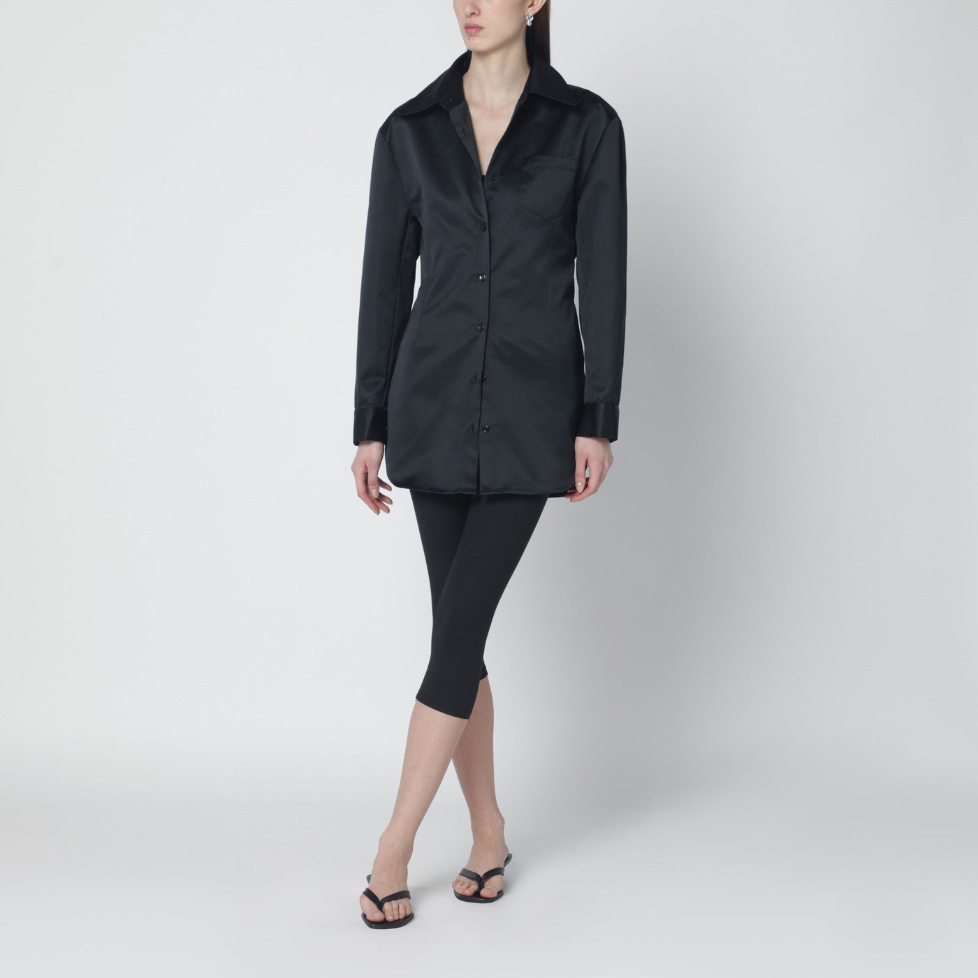 Robe chemise noire en satin